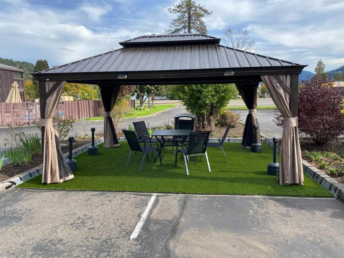 Oakridge Inn & Suites Kültér fotó