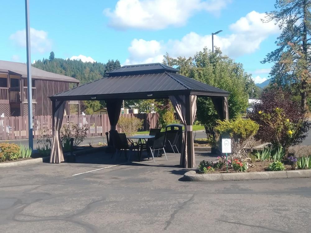 Oakridge Inn & Suites Kültér fotó