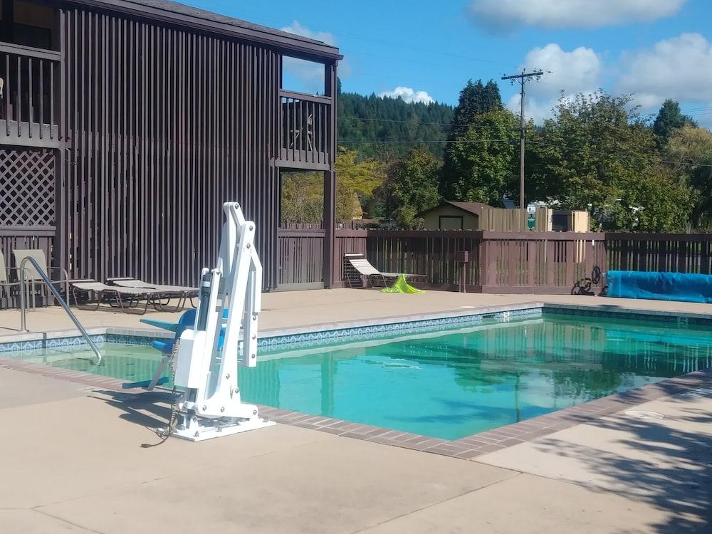 Oakridge Inn & Suites Kültér fotó
