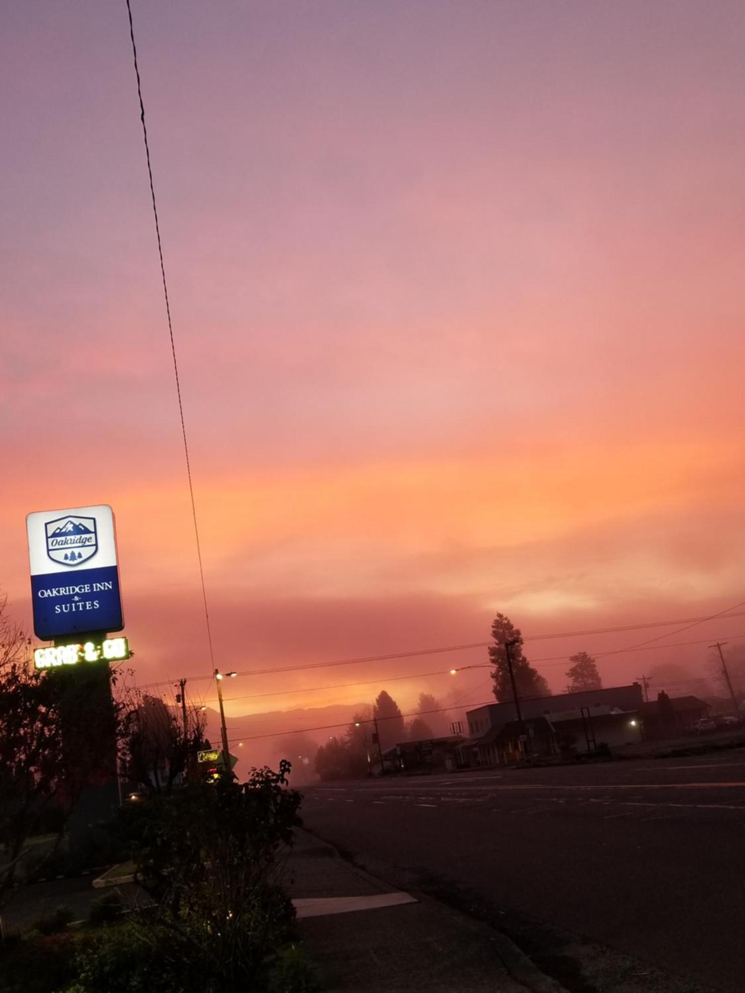 Oakridge Inn & Suites Kültér fotó
